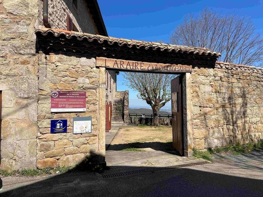 Rénovation de la salle des aqueducs lyonnais à la maison d'expositions de l'Araire Yzeron
