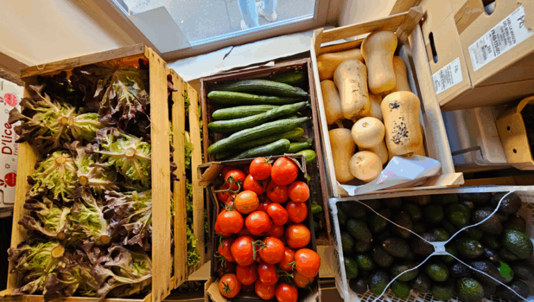fruits et légumes frais dans des cagettes