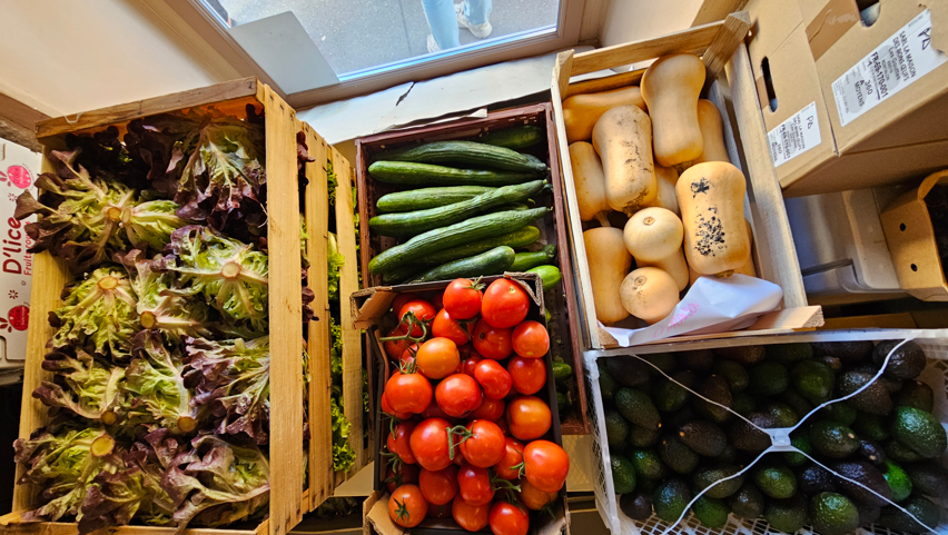 fruits et légumes frais dans des cagettes