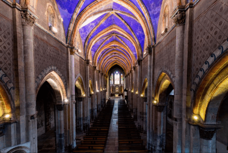 nef de l'abbatiale mettant en valeur son architecture