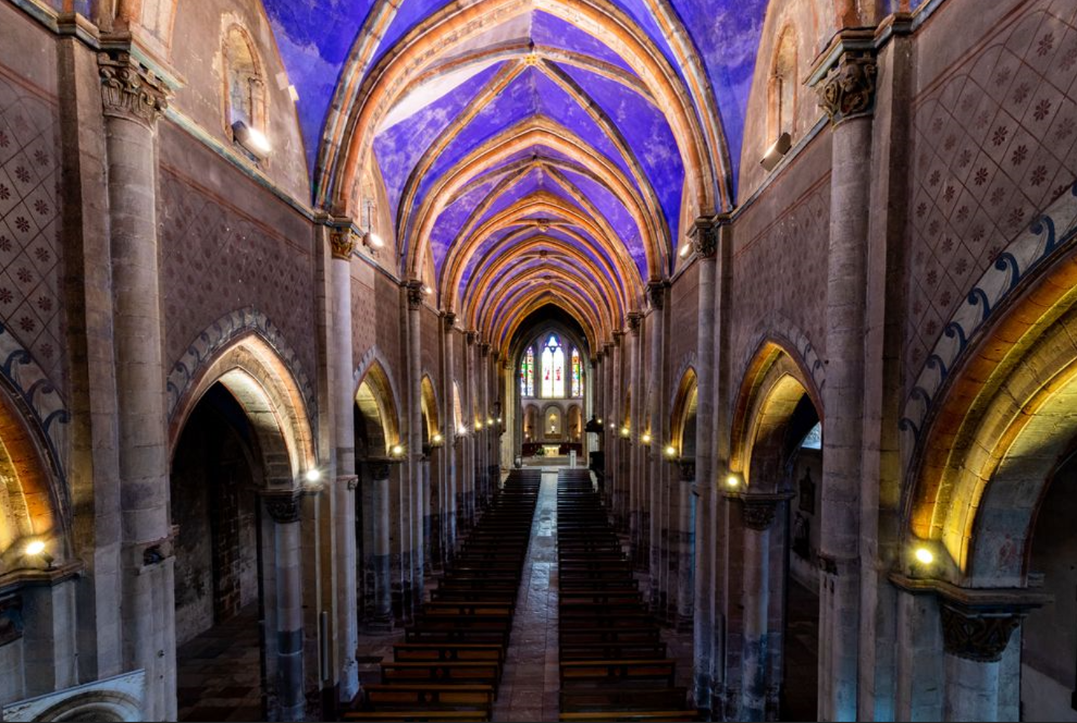 nef de l'abbatiale mettant en valeur son architecture