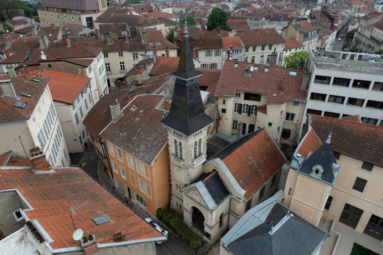 photo aérienne du temple de Bourg-en-Bresse
